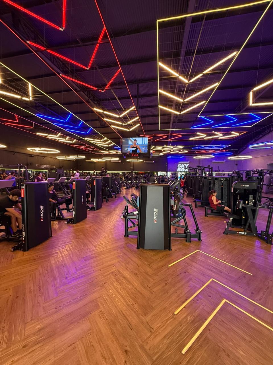 Interior da Skyfit Vicente de Carvalho — área de musculação